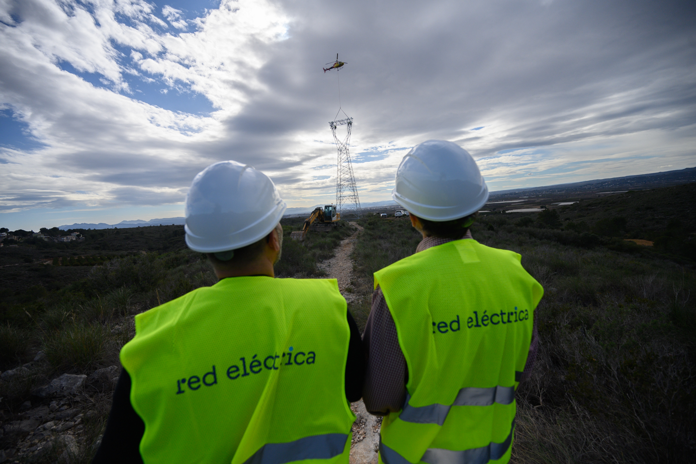 Helicóptero en la reconstrucción de un apoyo