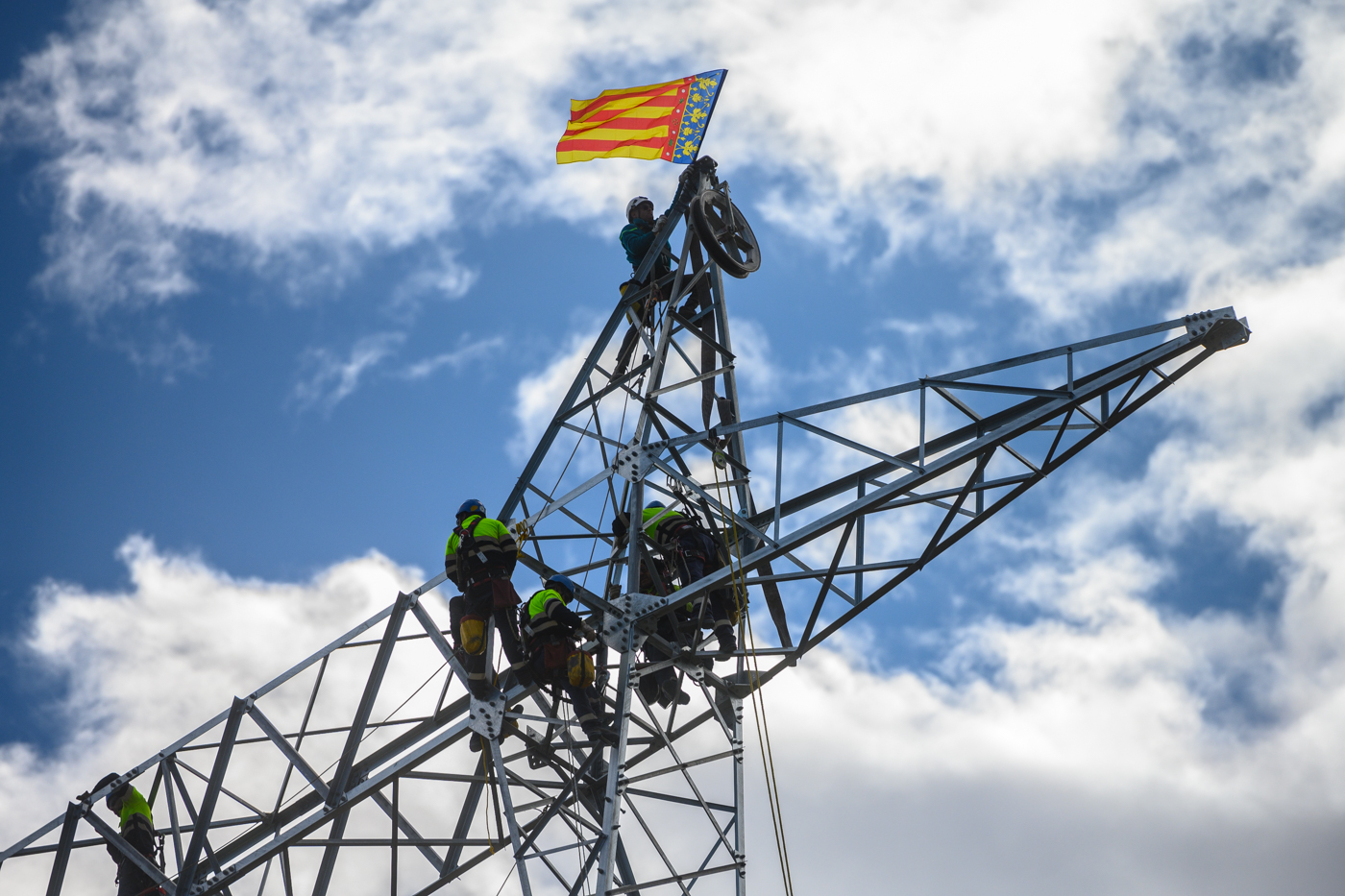 Técnicos de Red Eléctrica izan la bandera de la C. Valenciana