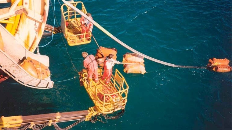 Trabajadores de la conexión España-Marruecos en el mar