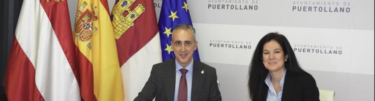 The representative of Red Eléctrica in Castilla-La Mancha, Patricia Crego, and Puertollano Mayor, Miguel Ángel Ruiz, sign the agreement. The representative of Red Eléctrica in Castilla-La Mancha, Patricia Crego, and Puertollano Mayor, Miguel Ángel Ruiz, sign the agreement.