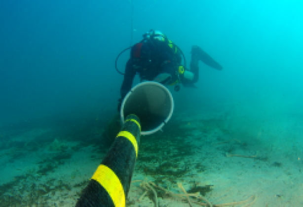 Submarinista tendiendo cable submarino