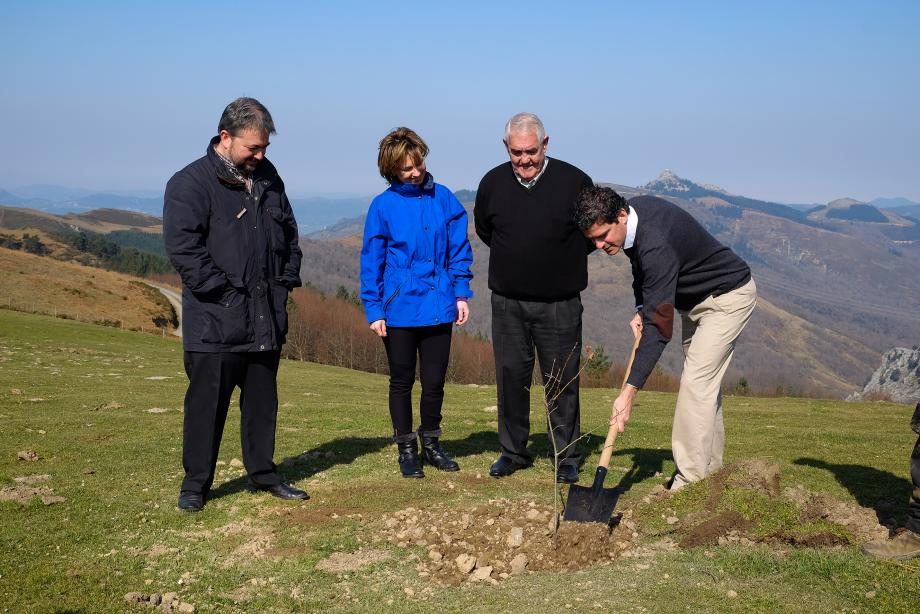 From left to right, Roberto Arranz, Head of the REE’s Environmental Department; the Provincial Councillor for Agriculture, Irene Pardo; the Mayor of Turtzioz, Manuel Coterón, and the northern delegate of REE, Antonio González.