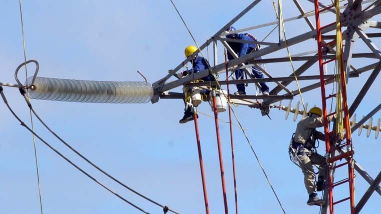 Trabajadores en una torre de alta tensión